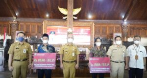 Penyerahan bantuan operasional dari Bupati Jepara kepada perwakilan Rt Rw Di pendopo RA Kartini. 24/01/ 22. Jambrong/wartatimes