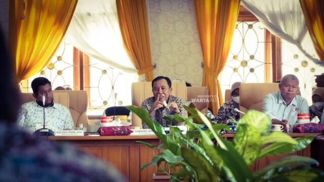 Bambang susilo ketua komisi A DPRD Kab Pati saat Rakor Dengan Para Camat 27/1. Istimewa/wartatimes