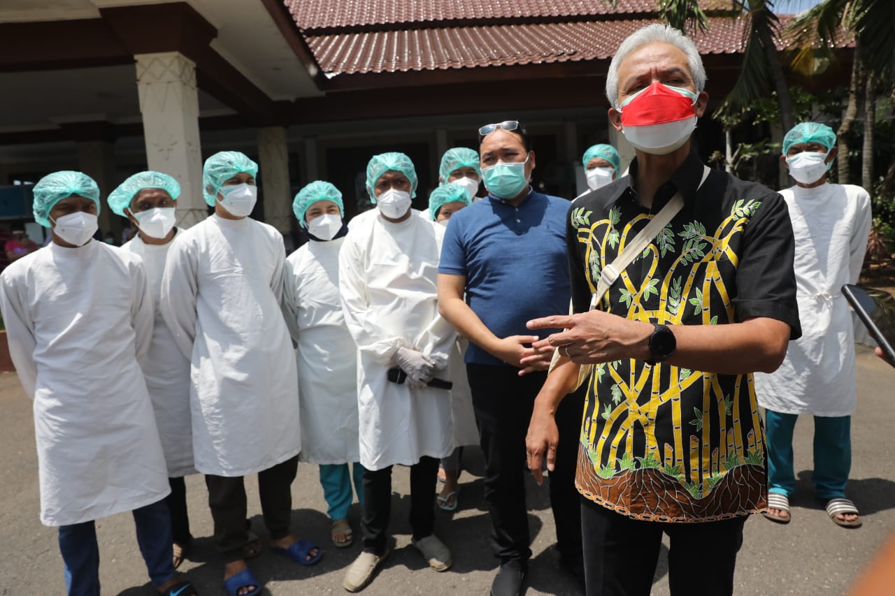 Ganjar Pranowo mengunjungi puluhan pasien Covid-19 yang menjalani isolasi terpusat di rumah dinas Wali Kota Semarang, Rabu (13/2).Jambrong/wartatimes