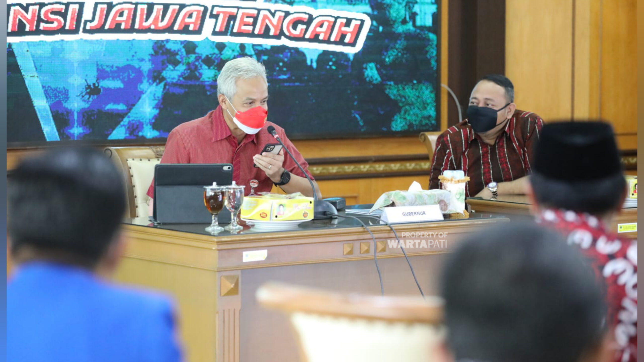Gubernur Jawa Tengah Ganjar Pranowo saat audiensi dengan Wali Kota Tegal, Selasa (8/1). Istimewa/wartatimes
