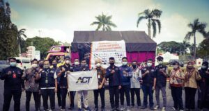 Bupati Jepara Dian Kristiandi melepas truk bantuan untuk korban letusan Gunung Semeru, Kamis (3/2/2022) di Depan Sekretariat Kabupaten Jepara. Jambrong/wartatimes