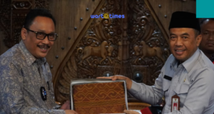 Pj Bupati Jepara Edy Supriyanta bersama Kepala Arsip Nasional Republik Indonesia (ANRI) Imam Gunarto di Jepara, Selasa (12/7/2022). Jambrong/wartatimes