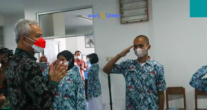 Ganjar di sambut siswa SMKN Jateng di Semarang, Selasa (12/7/2022). Jambrong/wartatimes