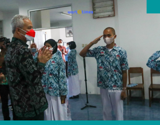 Ganjar di sambut siswa SMKN Jateng di Semarang, Selasa (12/7/2022). Jambrong/wartatimes