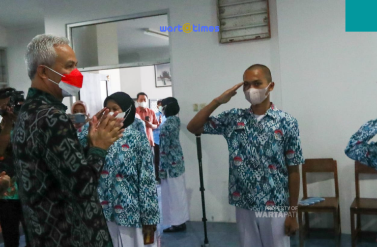 Ganjar di sambut siswa SMKN Jateng di Semarang, Selasa (12/7/2022). Jambrong/wartatimes