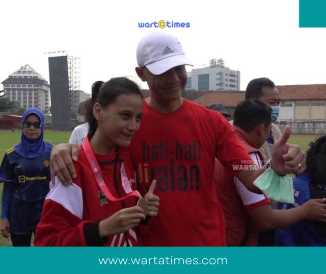 Nanda bersua foto bersama Gubernur Jawa Tengah Ganjar Pranowo, dukungan langsung kepada para atlet berkebutuhan khusus cabang atletik yang berlaga dalam ajang Pekan Special Olympics Nasional (PeSONas) 2022 di GOR Tri Lomba Juang, Kota Semarang, Rabu (6/7/2022) jambrong/wartatimes