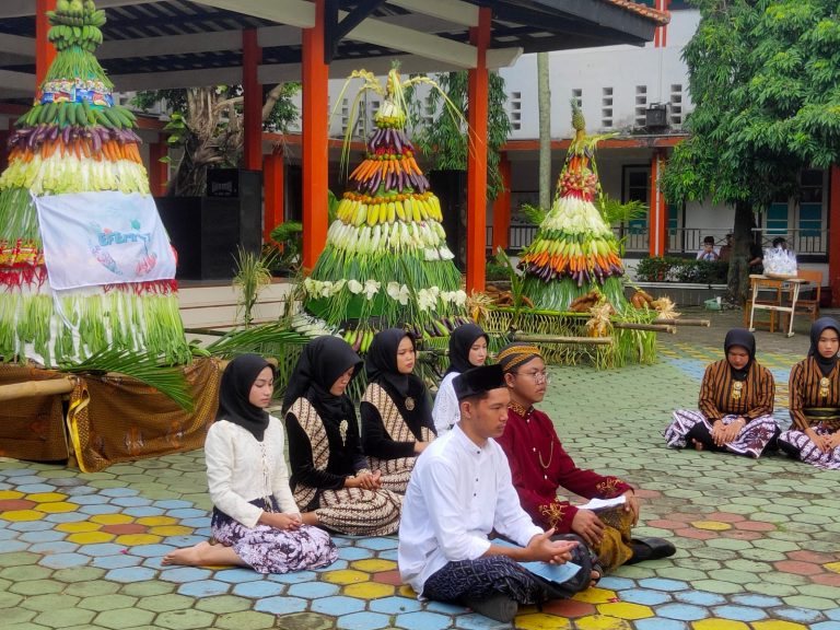 Unik! Siswa Kelas XII SMAN 1 Pati Pentaskan Tradisi Sedekah Bumi untuk Penilaian Akhir