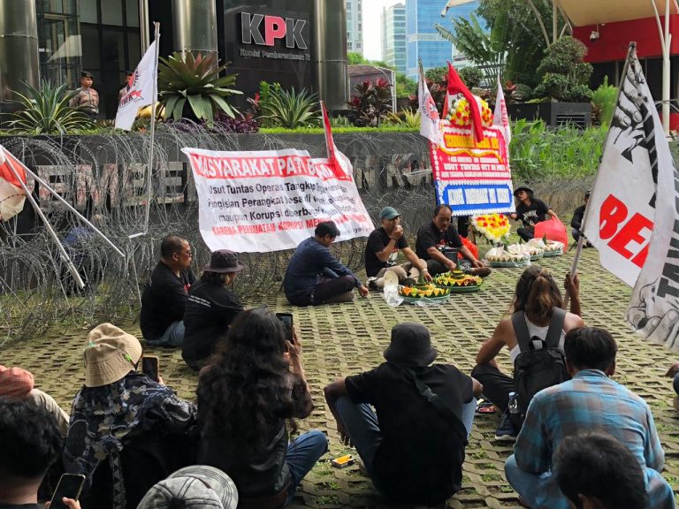Kembali Sambangi Jakarta, AMPB Gelar Tumpengan di Depan Kantor KPK