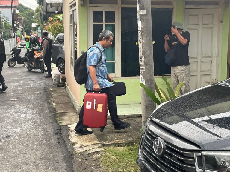 KPK  Bawa Tiga Koper dari Rumah Riyoso Eks Pj Sekda Pati