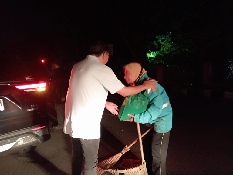 Kejutan Sahur di Tepi Jalan, Sepaket Sembako dari Chandra untuk Sri Monah dan Mbah Tarwi