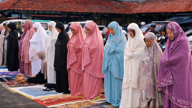 Ribuan Jemaah Muhammadiyah Salat Id di Halaman Stadion Joyokusumo