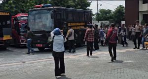 Keluarga Korban “Tongtek Maut” Talun Ngamuk Lempari Mobil Tahanan di PN Pati