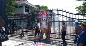 Demo di Depan Kantor Bupati Diwarnai Aksi Bakar Banner Bergambar Kapolresta Pati, JMPPK Sebut Tak Tahu dan Tak Direncanakan