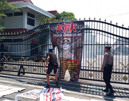 Demo di Depan Kantor Bupati Diwarnai Aksi Bakar Banner Bergambar Kapolresta Pati, JMPPK Sebut Tak Tahu dan Tak Direncanakan