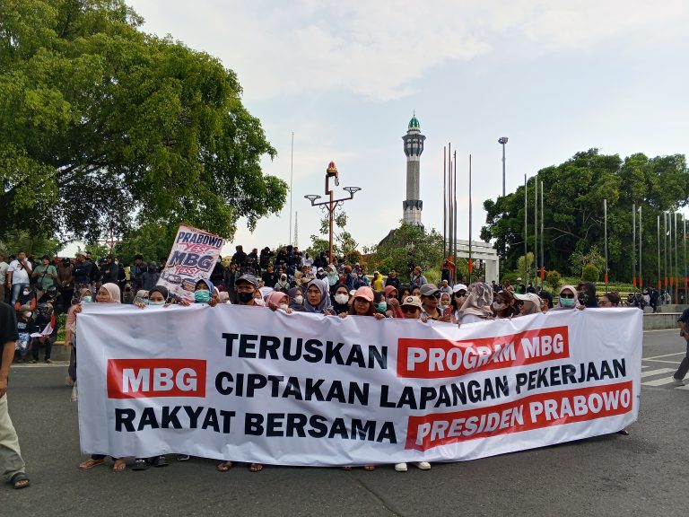 MBG Dinilai Dongkrak Ekonomi Rakyat, Ribuan Warga Pati Gelar Aksi Dukungan