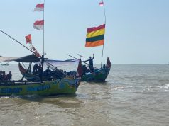 Larung Sesaji Sedekah Laut Sambiroto Berlangsung Khidmat, Puluhan Perahu Iringi Prosesi di Perairan Tayu