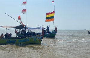 Larung Sesaji Sedekah Laut Sambiroto Berlangsung Khidmat, Puluhan Perahu Iringi Prosesi di Perairan Tayu