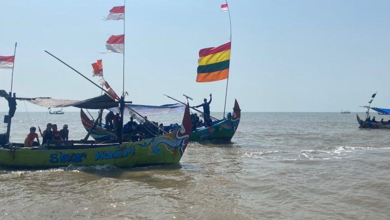 Larung Sesaji Sedekah Laut Sambiroto Berlangsung Khidmat, Puluhan Perahu Iringi Prosesi di Perairan Tayu