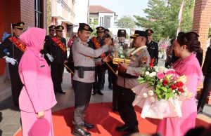 Tradisi Pedang Pora Iringi Sertijab Kapolresta Pati