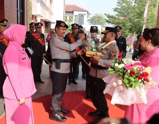 Tradisi Pedang Pora Iringi Sertijab Kapolresta Pati