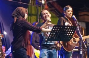 Lagu-Lagu Iwan Fals Bakar Patriotisme Warga Prawoto, OAM Bikin HUT RI Makin Meriah