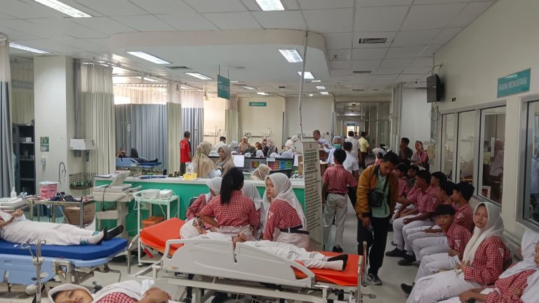 Diduga Keracunan, Siswa MTs Negeri 3 Pati dan SMPN 1 Gembong Dilarikan ke Puskesmas dan RS