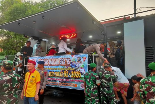 HUT ke-81 TNI, Kodim Pati Bagikan 1.500 Porsi Makan Gratis di Alun-Alun