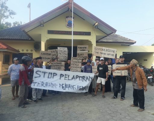 Puluhan Warga Karangsari Geruduk Polsek Cluwak, Desak Polisi Hentikan Dugaan Kriminalisasi Petani