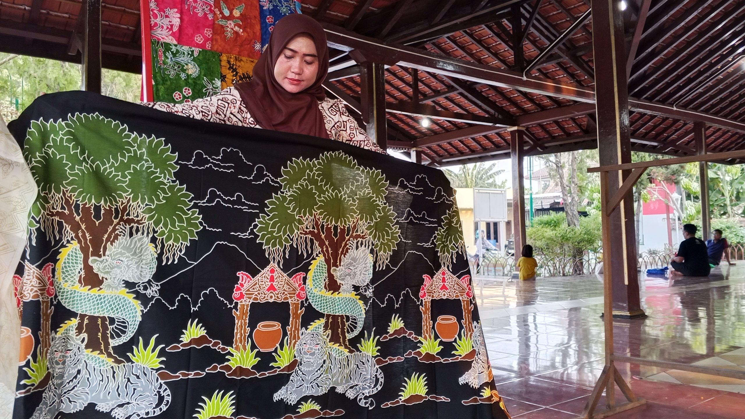 Asmaradana Hidupkan Kisah Genuk Kemiri Pati Lewat Motif Batik